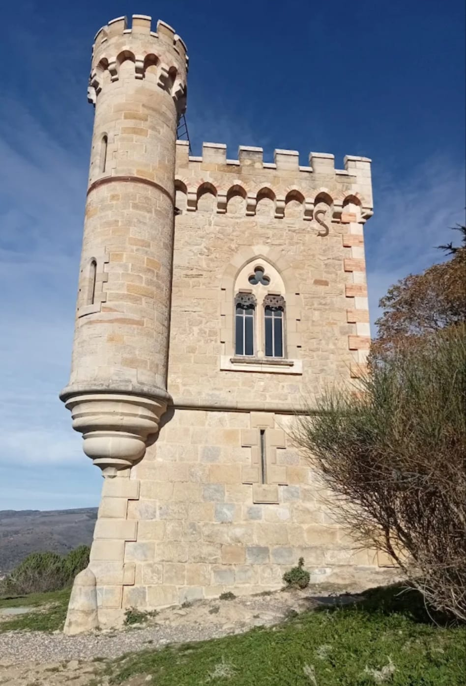 La Tour Magdala à Rennes-le-Château sous un ciel bleu