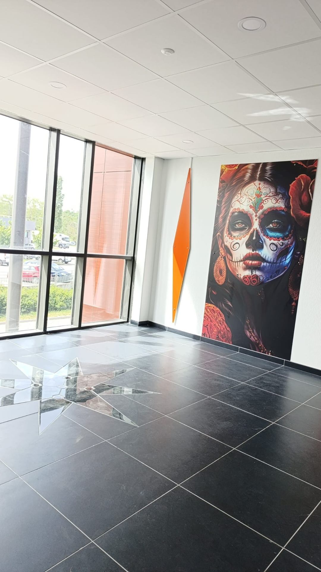 Entrée du coworking de la réussite à Châtenoy-le-Royal, fresque murale colorée